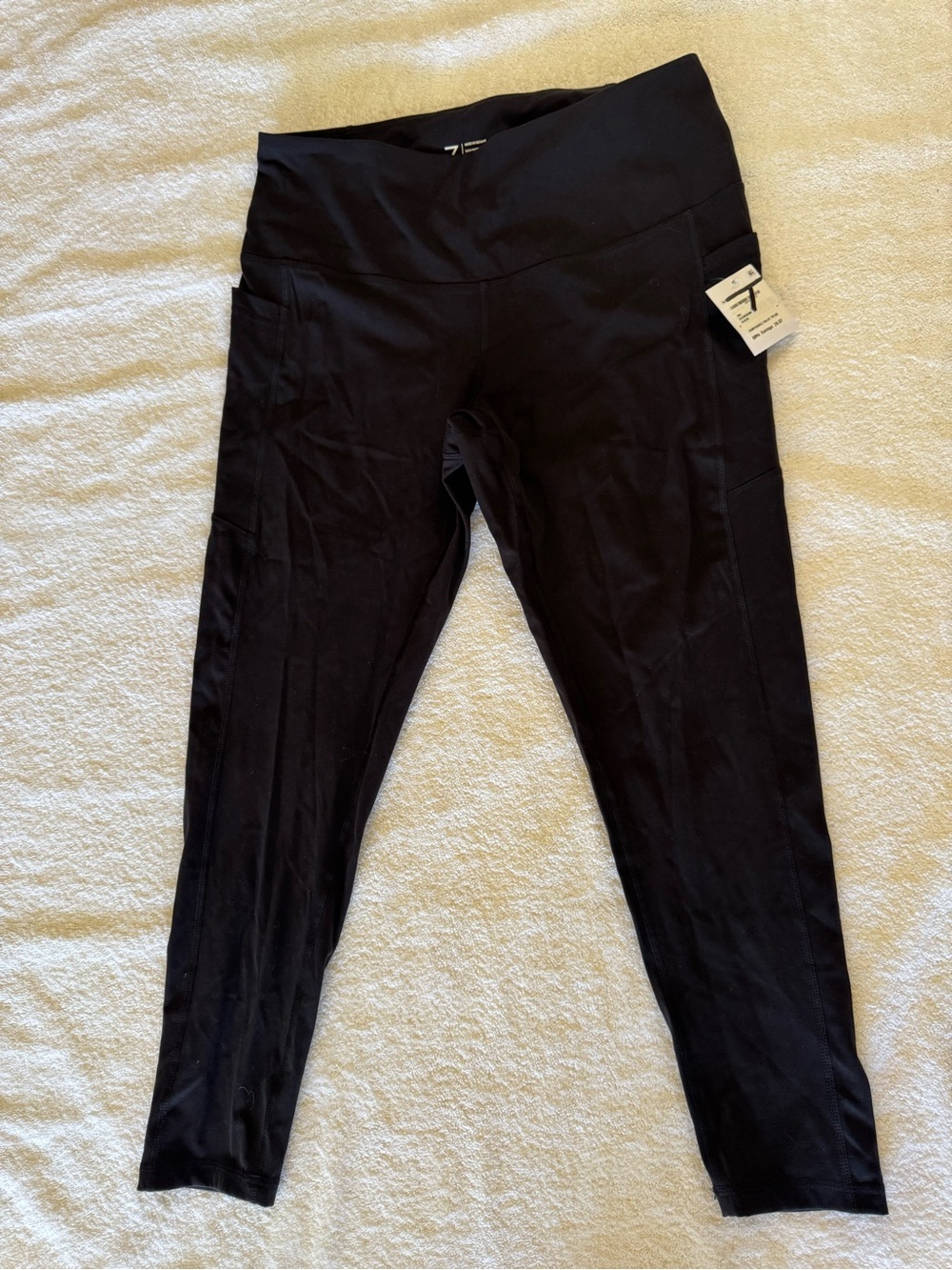 NWT Zella cropped leggings with pockets on the side. - Picture 1 of 8